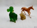 Lote de 3 enfeites, sendo um cavalo em porcelana, cachorro em pedra e um cachorro poodle em resina. Medindo o poodle 13,5cm de altura. as peças possuem algumas avarias.