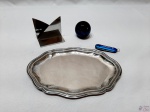 Lote composto de pequena bandeja oval, porta cartões, canivete e bola decorativa em pedra.