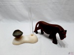 Lote composto de escultura em resina com floreira e enfeite na forma de tigre em madeira com restauro. Medindo o tigre 21,5cm de comprimento x 9cm de altura.