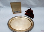 Lote composto de cinzeiro na forma de cavalo em madeira, placa da Copa SP de Hipismo e 1 travessa oval em metal dourado. Medindo a travessa 28,5cm x 23,5cm.