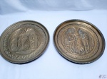 Lote de 2 medalhões em latão trabalhado com relevos. Medindo 37cm de diâmetro.