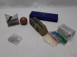Lote diverso para escritório, composto de porta cartões, peso de papel, caixa para caneta, etc.