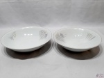 Lote de 2 travessas redondas funda em porcelana Renner Donaire. Medindo 24cm de diâmetro x 5,5cm de altura e 21,5cm de diâmetro x 5,5cm de altura