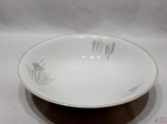 Travessa redonda funda em porcelana Renner Donaire. Medindo 26,5cm de diâmetro x 6cm de altura.