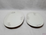 Lote de 2 travessas ovais rasa em porcelana Renner Donaire. Medindo 39,5cm e 36cm de comprimento respectivamente.