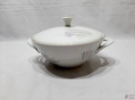 Legumeira em porcelana Renner Donaire. Medindo 22cm de diâmetro x 9,5cm de altura.