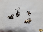 Lote de 4 pingentes em metal prateado. Medindo o gato 2,5cm de comprimento.