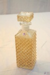 (PASSADO) Garrafa Licoreira Vidro Moldado Pontas De Diamante. MEDINDO 7,5CM X 7,5CM X 25CM DE ALTURA