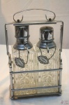 (MBRR) 2 Garrafa Em Vidro Moldado C/ Placa E Suporte. COM PLACAS IDENTIFICADORAS DE BEBIDA, SENDO UMA DE VODKA E UMA DE BOURBON. MEDINDO:  27CM DE ALTURA, A GARRAFA COM O DOSADOR.