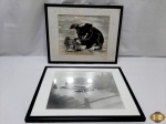 2 Quadros com gravuras antigas, moldura em metal preto e vidro frontal. Medindo a moldura 36cm x 28cm.
