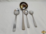 Lote com 4 peças de servir em aço inox, sendo par de talheres de salada, colher de arroz e concha de feijão. Medindo a concha de feijão 29cm de comprimento.