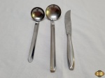 Lote composto de fação de servir, concha grande de molho e concha pequena de molho em aço inox. Medindo o facão 28,5cm de comprimento.