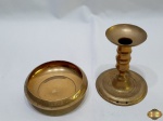 Lote composto de bowl e castiçal em latão dourado. Medindo o castiçal 12,5cm de altura.