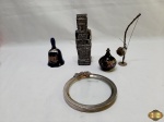 Lote composto de totem, perfumeiro, enfeite na forma de berimbau, etc. Medindo o totem 15,5cm de altura.