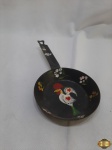Frigideira decorativa com pintura de galo de barcelos. Medindo 28,5cm de comprimento.