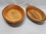 Lote de 2 travessas ovais em porcelana , medindo a maior 35 cm de comprimento x 6 cm de altura
