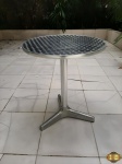 Mesa de jardim redonda em metal prateado. Medindo 60cm de diâmetro x 70cm de altura.