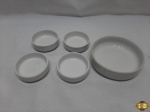 Jogo de 5 petisqueiras redondas em porcelana branca. Medindo uma delas 14cm de diâmetro e 4 delas 8,5cm de diâmetro.