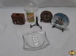 Lote diverso, composto de 2 pratos decorativos, potiche em acrílico, petisqueira e castiçal. Medindo o pote 9cm de diâmetro x 10,5cm de altura.