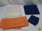 Lote de Paninhos para CASA. Composto por 2 toalhas de mesa, 2 guardanapos de pano e 3 fronhas de almofadas. Medindo Toalha de mesa florida: 1,40 X 1,30 CM.