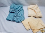 Lote de Roupas de Cama. Composto por 1 lençol de elástico solteiro, 1 lençol de elástico casal e 2 fronhas. Medindo fronha: 65 X 45 CM.