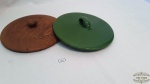Lote  2 tampas de madeira e ceramica. Medida 21,5 cm de diametro