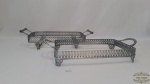2 suportes  para pirex  retangular bordas  avarandadas  metal branco. Medindo 32 X 21