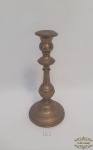 Castiçal  solitario  pes torneados em metal dourado. medida 24 cm de altura, com pequenas mossas