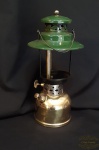Antigo Lampião A Gás, querosene  em  metal  da Manufatura Coleman , Americano. Medida 32 cm de altura