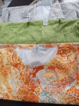 Lote de 3 camisas femininas. Sendo todas em tecidos sintético tamanhos M e G