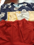 Lote de 2 camisas e 1 calça femininas. Sendo 1 bermuda em tecido tamanho G e 2 camisas em tecido sintético tamanho M e G