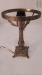 Abajur de mesa em metal dourado coluna trabalhada. Medida 20 cm de altura , 14 cm de diametro