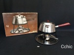 Panela Fondue Completa Cabo Madeira Aço Inox Bellini, na caixa original . Medida Panela: 20cm de diametro de base14cm diametro de boca9cm de alturaBandeja suporte redonda 24cm de diametro.