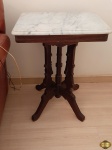 Mesa auxiliar em madeira nobre com tampo de mármore. Medindo 56m x 36cm x 71cm de altura. Retirada em Ipanema.
