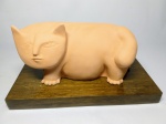 INOS CORRADIN com certificado - Rara escultura em terra cota patinada representando Gato de excelente qualidade escultórica , base em madeira . Assinado Inos em perfeito estado de conservação . mede 18 x 20 x 38 cm . Acompanha certificado de autenticidade emitido pelo artista , autenticado em cartório . artista premiado e catalogado . nota: 1929 Nasce em 14 de novembro, em Vogogna, Piemonti, Itália.