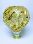 MURANO - Belíssimo vaso em vidro artístico de Murano de tonalidade Champanhe , feitio em torceil no formato de pinha com bolhas e pó de ouro . Itália meados do século XX . perfeito estado de conservação , 18 cm de altura x 12 cm de diâmetro .