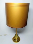 CLÁSSICO ABAJUR DE ESTILO VINTAGE , PRODUZIDO EM METAL DOURADO DE EXCELENTE FUNDIÇÃO COM CÚPULA DE METAL ESMALTADO . BRASIL MEADOS DE 1960/70 . BOM ESTADO DE CONSERVAÇÃO . MEDE 66 CM DE ALTURA X 34 CM DE DIÂMETRO DA CÚPULA .