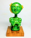 INOS CORRADIN com certificado - " Menina com Gato '' Série nova , rara Escultura em terra cota patinada de excelente qualidade escultórica elegantemente montada sobre base de madeira . Assinado em perfeito estado de conservação . mede 18 x 10 x 10 cm  . Acompanha certificado de autenticidade emitido pelo artista e autenticado em cartório . Artista premiado e catalogado .
