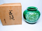 BELO VASO DE CERÂMICA JAPONESA DECORADA COM DESIGN MODERNO E RICA COLORAÇÃO . PRESENTE DE CASAMENTO , SEM USO .  JAPÃO MEADOS DO SÉCULO XX . PERFEITO ESTADO DE CONSERVAÇÃO , ACONDICIONADO EM CAIXA DE MADEIRA ORIGINAL . MEDE 21 X 21 CM .