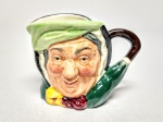 ROYAL DOULTON - Raro mug de coleção em porcelana representando '' Sairey Gamp '' , marca da preciosa manufatura Royal Doulton sobre a base , Inglaterra meados do século XX . perfeito estado de conservação , mede 5,5 cm de altura x 7,5 cm de comprimento .