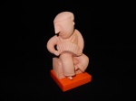 INOS CORRADIN com certificado - '' Sanfoneiro '' Bela e rara escultura em terra cota de excelente qualidade escultórica , base em Quartzo laranja . Assinado Inos em perfeito estado de conservação . mede 17 cm de altura x 8,0 cm de comprimento x 8,0 cm de largura da base . Acompanha certificado de autenticidade emitido pelo artista , autenticado em cartório . artista premiado e catalogado .