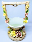 CAPO DI MONTE -  Raro Vaso / cesta em porcelana decorado em relevo com belíssimo motivo floral . Marca da preciosa manufatura Capo di Monte sobre a base , Itália século XX . excelente estado de conservação , mede 28 cm de altura x 24 cm de diâmetro .