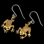 Delicado par de brincos em prata de lei espessurada a ouro amarelo , design moderno em formato de Sapo com rica incrustação de Safiras lapidação diamante  . Perfeito estado de conservação, sem uso . medem 3,4 x 1,4 cm , origem África .