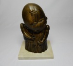 INOS CORRADIN com certificado - '' Menina de Cabeça para Baixo '' Bela e rara escultura em terra cota patinada de excelente qualidade escultórica , base em raro mármore Italiano Calacata Gold . Assinado Inos em perfeito estado de conservação . mede 25 cm de altura x 17 cm de comprimento x 13 cm de largura da base . Acompanha certificado de autenticidade emitido pelo artista , autenticado em cartório . artista premiado e catalogado . nota: 1929 Nasce em 14 de novembro, em Vogogna, Piemonti, Itália. Com alguns meses seus pais transferem-se para Montreaux, Suíça Francesa, onde permanece até os 5 anos de idade. Depois, volta para a Itália, em Castelbado, Província de Padova, terra de seus pais, onde passa a infância e juventude. 1945Estuda pintura com o professor Tardivello. 1947Colabora com o pintor Pendini na execução de um mural alusivo aos mártires da resistência italiana, em Castelbaldo, Padova Itália. 1950Chega ao Brasil, estabelecendo-se em Jundiaí, São Paulo. 1951Conhece o pintor argentino Osvaldo Navarro que dirige o Atelier Cooperativa Politone na Vila Mariana, São Paulo. É convidado a fazer parte do núcleo artístico do qual participam, entre outros, os pintores: Ian Woronieki e Geraldo Trindade Leal e mais cinco pintores. 1952Convidado a participar do II Salão Paulista de arte moderna de São Paulo. 1953Chega a Salvador da Bahia com o pintor Trindade Leal. Conhece o grupo artístico baiano da época: Mário Cravo Júnior, Rubens Valentin, Aguinaldo dos Santos, Caribè, Raimundo de Oliveira, Pancetti, Jenner Augusto, Wilson Rocha e Mirabeau Sampaio, o crítico Wilson Rocha e o cantor e compositor Dorival Caymmi. 1954Convidado a participar do Salão Nacional de Arte Moderna do Rio de Janeiro.Osvaldo Gil Navarro o convida a participar da equipe de cenógrafos do Ballet do IV Centenário de São Paulo. Executa cenários para ballet e peças teatrais para Rugero Giacobbi e Aldo Cravo.1955Continua ativo como cenógrafo. 1957Começa uma nova fase de sua vida. Chega a Ibiúna, São Paulo, onde pinta e trabalha com os madeireiros que na época tinham na madeira sua principal fonte de economia, de onde extraia madeira para sua pequena fábrica de brinquedos. Nesta cidade, conhece o seu primeiro e mais importante marchand: Américo Reisfeld, que após cessar suas atividades é sucedido por seu genro, o Sr. Josef Bar-Tzion, que o representa em diversas exposições internacionais. 1960Casa-se com Maria Helena Rolin Carmelo com a qual teve três filhos. 1976É representado pela Sra. Carla Surian Albori com exclusividade européia. 1977Faz sua primeira exposição individual na Galeria de Arte André São Paulo, hoje denominada Nova André Galeria, onde trabalhou com exclusividade para André Blau, desde o começo da década de 60. 1979Contratado para pintar um cenário 8 x 11m para o teatro de Rovigo Itália 1990A Prefeitura de Jundiaí adquire 5 obras, com motivos religiosos, que estão expostos no Velório Municipal Adamastor Fernandes. 1993A Prefeitura Municipal de Jundiaí lhe presta uma homenagem pelos seus 40 Anos de Pintura, organizando uma exposição retrospectiva no Paço Municipal Nova Jundiaí, com obras emprestadas por inúmeros colecionadores. 1997Lança o livro La Visione Incantata na Nova André Galeria, em S.Paulo, com uma exposição. (livro lançado simultaneamente no Brasil e na Europa), lançado por Edas Edizioni DArte Surian. 2001Lança seu livro Venticinque Anni di mostre in Europa, lançado por Edas Edizioni DArte Surian. 2002A Companhia Italiana Costa Navegações lança ao mar o navio Costa Atlântica em Veneza e o contrata para decorar suas cabines com 800 serigrafias e 42 óleos sobre tela.Passa a fazer parte dos anais da Câmara Federal com discurso feito pelo Deputado Federal André Benassi ressaltando sua importância na pintura no Brasil e exterior. 2004Comemora 50 anos de pintura com uma super exposição no Hotel Intercontinental, na Al.Santos em S.Paulo, onde lançou seu livro 50 Anos de Pintura, editado por Auderi Martins. 2005É solicitado pela Prefeitura Municipal de Jundiaí, através do Prefeito Ary Fossen para criar um selo comemorativo dos 350 anos da cidade. Este selo também foi lançado pela Empresa Brasileira de Correios e Telégrafos. 2006É homenageado pela Associação Terapêutica de Estimulação Auditiva e Linguagem - ATEAL, juntamente com a Prefeitura Municipal de Jundiaí, em função de sua benemerência com as crianças assistidas dessa ONG, que inclusive reproduziram de forma singular algumas de suas obras. 2007Pinta o óleo sobre tela Tributo à Serra do Japi (l,80 x 9,00m), cuja réplica transformada num painel de 9,00 e 4,5 metros, encontra-se em exposição permanente na Rodoviária de Jundiaí, a convite do Prefeito Ary Fossen. 2008Lançamento do documentário INOS que traça um panorama de sua vida artística nos seus 56 anos de carreira, bem como curiosidades de sua vida pessoal. 2009Ano em que Inos completa 80 anos. As comemorações começaram em maio, na Itália, onde ele foi homenageado pela Prefeitura de Padova, através do Prefeito Flavio Zanonato, com uma exposição num Palácio Medieval do século XVI, na Salla della Gran Guardia na Piazza dei Signori.Em setembro, Inos fecha as comemorações com uma grande exposição na Nova André Galeria, onde trabalhou com exclusividade por 30 anos. Inos retorna à sua velha casa, depois de percorrer um longo caminho com mais de 200 exposições internacionais.Ainda em 2009,lança a 2ª edição do livro 50 Anos de Pintura com uma noite de autógrafos na Livraria da Vila, Al.Lorena em S.Paulo; 2010A Prefeitura de Jundiaí, por iniciativa do prefeito, Sr. Miguel Haddad, presta-lhe uma homenagem pelos seus 80 anos com uma exposição de esculturas e fotos de sua carreira ao lado de familiares e celebridades do mundo das artes, da música e da política nacional e internacional. O momento mais emocionante da homenagem foi o espetáculo musical, organizado por sua assessora Sandra Carnio, chamado Um concerto para Inos com músicas que retrataram momentos marcantes da vida do pintor, tendo à frente a cantora Clarina Fasanaro e músicos convidados.A convite do artista Ivald Granato passa a integrar o Grupo dos Onze (G11). O referido grupo é composto de renomados artistas da atualidade, dentre eles Cláudio Tozzi, Mario Gruber, Peticov, entre outros.A escultura O Saxofonista é escolhida para premiar sessenta grandes nomes da indústria musical brasileira no evento Expo Show Business, promovido por Tom Gomes. Dentre os premiados, Dody Serena, empresário do cantor Roberto Carlos, Guto Graça Mello, produtor musical da TV Globo, Marcelo Castello Branco, presidente da gravadora EMI e José Celso Guida, diretor geral da gravadora Biscoito Fino. 2011É homenageado com a exposição Gabinete de Arte Inos Corradin na Câmara Federal Brasília - DF , por ocasião do Momento Itália/Brasil. Inos que chegou ao Brasil na década de 50 é um símbolo da ligação e amizade entre brasileiros e italianos. 2013É homenageado na cidade de Padova - Itália, com o prêmio "Città di Padova 2013" pela sua trajetória artística.