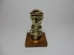 INOS CORRADIN com certificado - '' São Francisco '' Bela e rara escultura em Bronze Polido de excelente qualidade escultórica , base em madeira . Assinado Inos em perfeito estado de conservação . mede 17 cm de altura x 10 cm de comprimento x 8,0 cm de largura da base . Acompanha certificado de autenticidade emitido pelo artista , autenticado em cartório . artista premiado e catalogado .