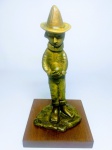 INOS CORRADIN com certificado - '' Pierrot com bola '' , rara escultura em terra cota patinada de excelente qualidade escultórica , base em madeira . Assinado Inos em perfeito estado de conservação . mede 27 cm de altura x 15 cm de comprimento x 15 cm de largura da base . Acompanha certificado de autenticidade emitido pelo artista , assinado e autenticado em cartório . artista premiado e catalogado .