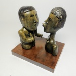 INOS CORRADIN com certificado - '' Casal '' Rara escultura em terra cota de excelente qualidade escultórica , base em madeira . Assinado no verso Inos , mede 21 cm de altura x 19,5 cm de comprimento x 16 cm de largura da base . Perfeito estado de conservação , acompanha certificado emitido pelo artista , autenticado em cartório . artista premiado e catalogado .