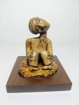 INOS CORRADIN com certificado - '' Menino de cabeça virada '' Exclusiva escultura em terra cota patinada de excelente qualidade escultórica , base em madeira . Assinado no verso Inos , mede 16 cm de altura x 15 cm de comprimento x 15 cm de largura da base . Perfeito estado de conservação , acompanha certificado de autenticidade emitido pelo artista , autenticado em cartório . artista premiado e catalogado .