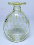 MURANO - Belíssimo vaso em vidro artístico de Murano translucido , feitio soprado com bolhas e pó de ouro . Itália meados do século XX . perfeito estado de conservação , 18 cm de altura x 12 cm de diâmetro