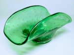 MURANO - Elegante centro de mesa em vidro artístico de Murano de tonalidade verde , design moderno com bolhas e pó de ouro . Itália  século XX . perfeito estado de conservação , mede 11 x 25 x 12 cm .
